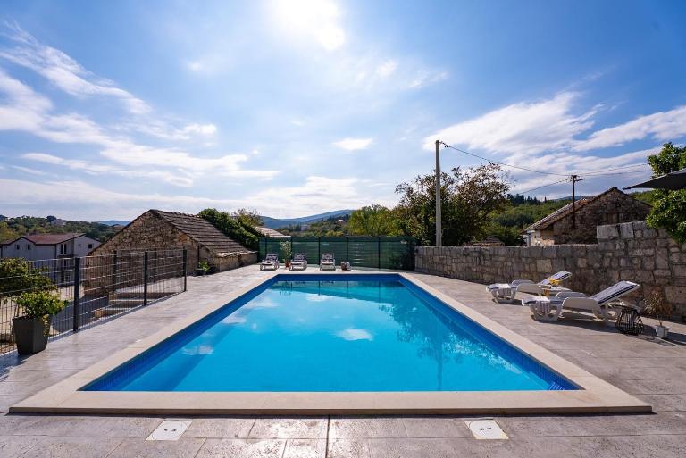 Villa Gloria: Stylish 5-Bedroom Retreat with Private Pool and Stunning Valley Views - Ferienwohnung Zmijavci