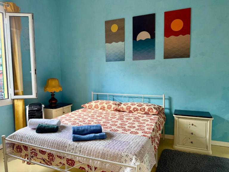 HOST4U - Comodo a piedi dal Centro e alla Stazione di Imperia - Paint House - B&B Imperia