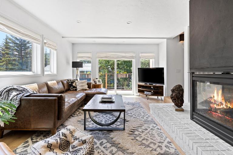 Modern Alpine Retreat at Vail - B&B Vail