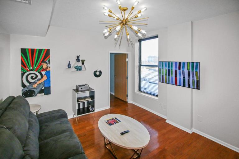 Exquisite Top Floor Condo in Downtown Indianapolis with King Bed - B&B Indianápolis