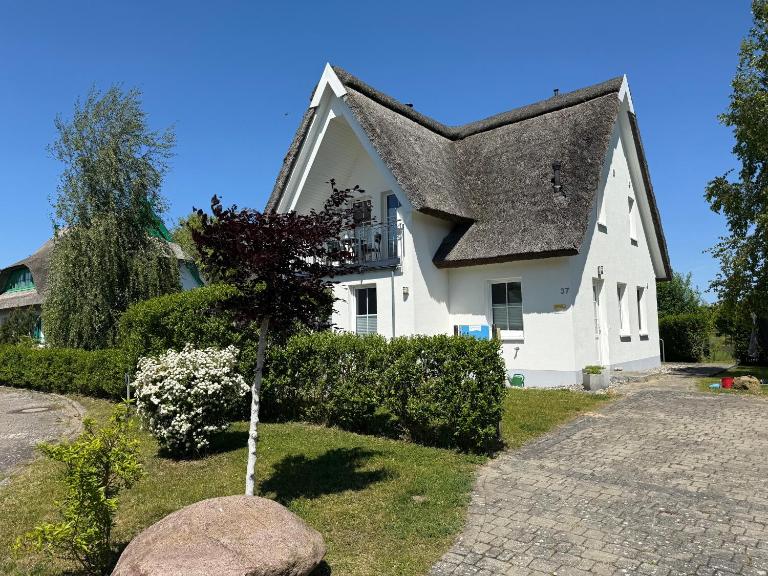 Ferienwohnung Arkonablick OG, Helle Wohnung mit Balkon Meerblick und eigenem eingezäuntem Garten Hunde herzlich willkommen - B&B Glowe