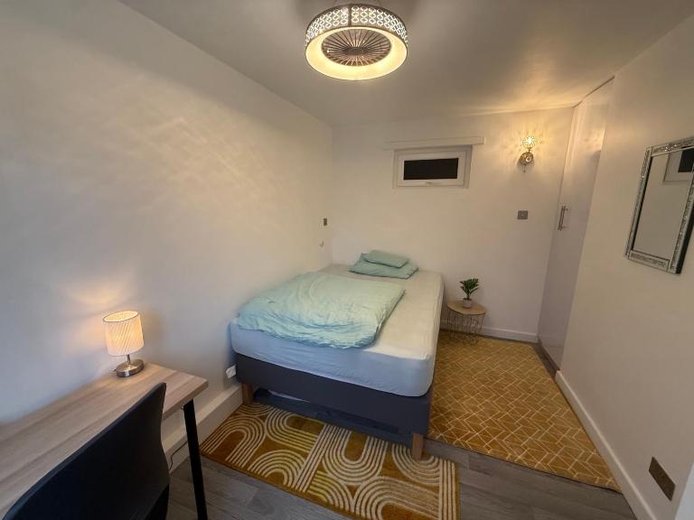Contemporary Guest Room with Private Bathroom Near City Centre - Ferienwohnung Manchester
