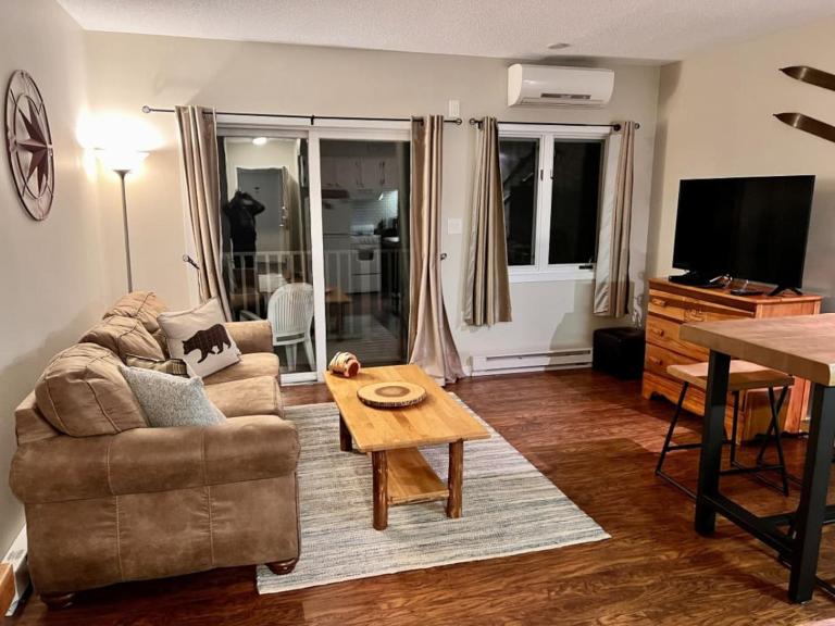1 Bedroom Queen Log Bed River View Balcony Pool - Ferienwohnung Lincoln