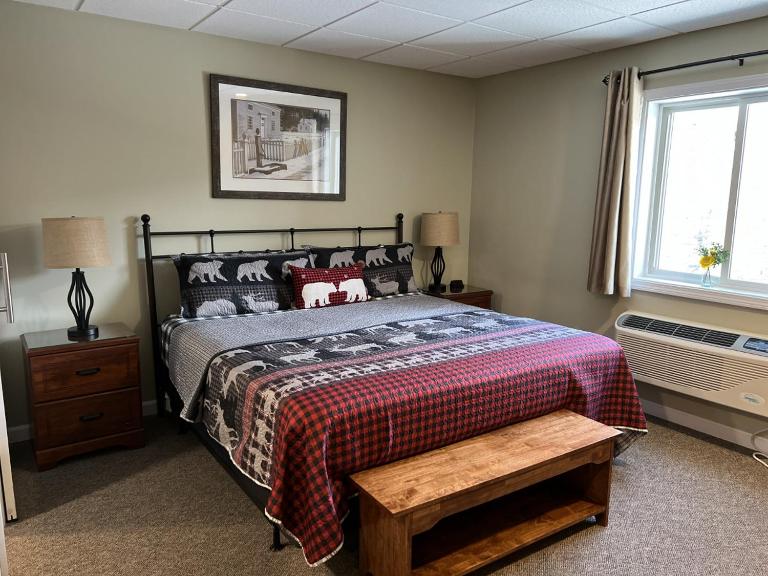 King Room with River and Mountain Views, Pool and Hot Tub near Loon - B&B Lincoln