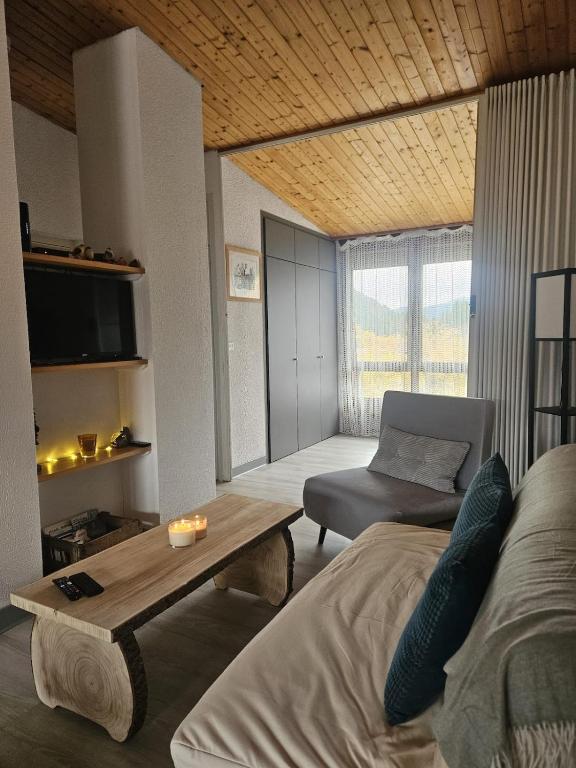 Chez Vi le Forestier, Appart cosy au cœur du Jura - B&B Mijoux