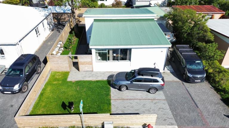 Ary & Pablo Airport Stay - B&B Keflavik