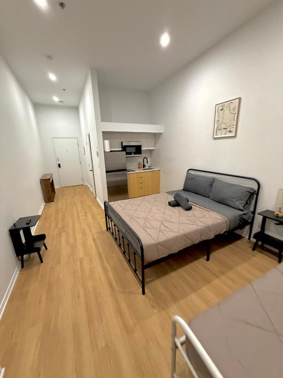 Big studio 4 persons apartment with Private FREE Parking - B&B Montreal