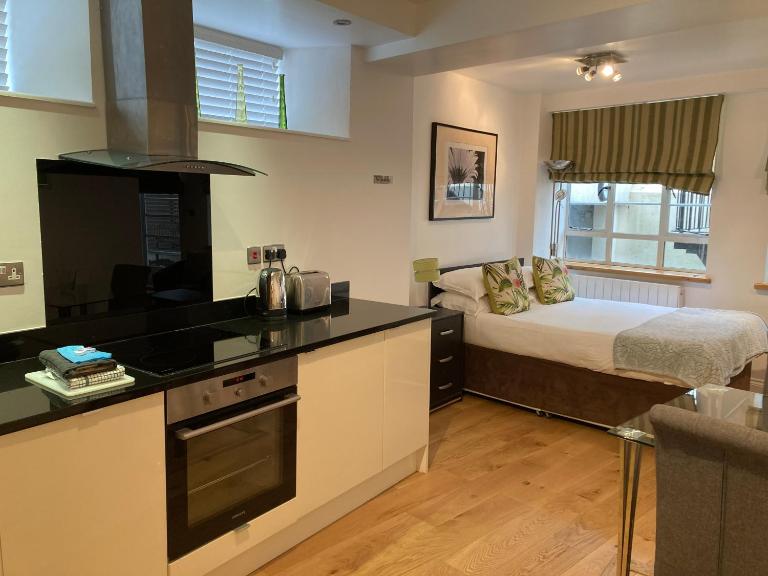 NELL GWYNN HOUSE - Large Studio Apartment with Patio, Sloane Square - B&B Londra