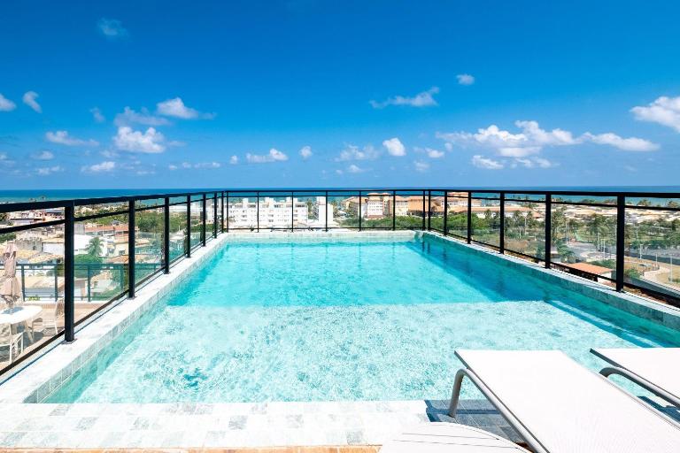 Aptos completos em prédio com piscina e academia a 280m da Praia - CLFs - Bed and Breakfast Salvador