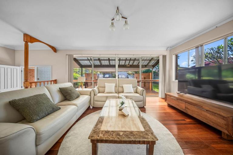 Chic Vibes Oasis Pool and Patio Comfort for Groups - B&B Brisbane