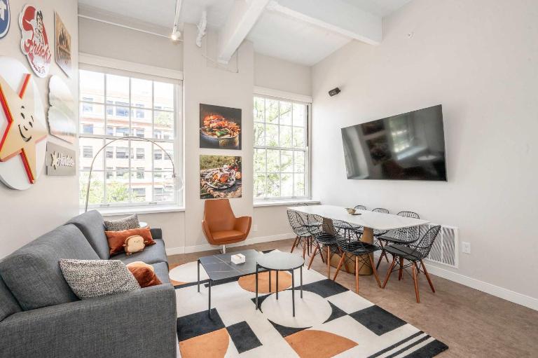 The 333 Suites 203 - Stay for 6 - Bed and Breakfast Cincinnati