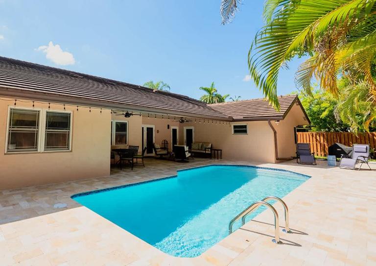 Poolside Miami Paradise with BBQ & Outdoor Lounge - Bed and Breakfast Miami