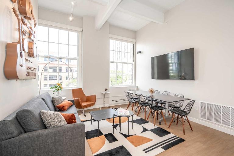 The 333 Suites 303 - Suite for 6 - Bed and Breakfast Cincinnati