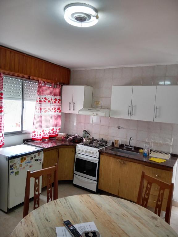 Depto cómodo, confortable con cochera gratuita - Chambres d'hôtes Olavarria