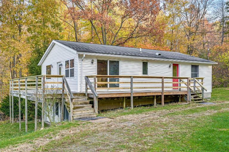 ‘Dirt Road Digs’ - Quiet Home in Lakeville! - B&B Lakeville
