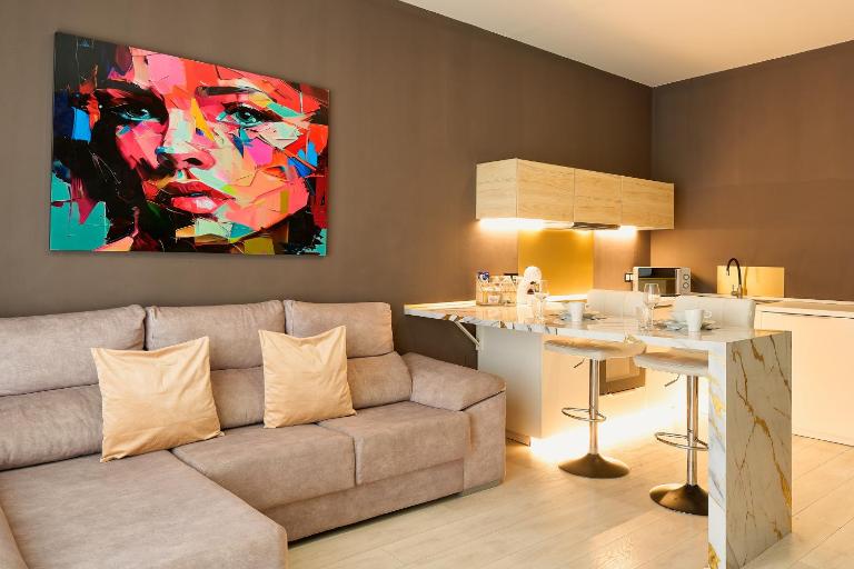 Kosta Homes - Modern Coastal Getaway 400m from Sea - Ferienwohnung Torremolinos