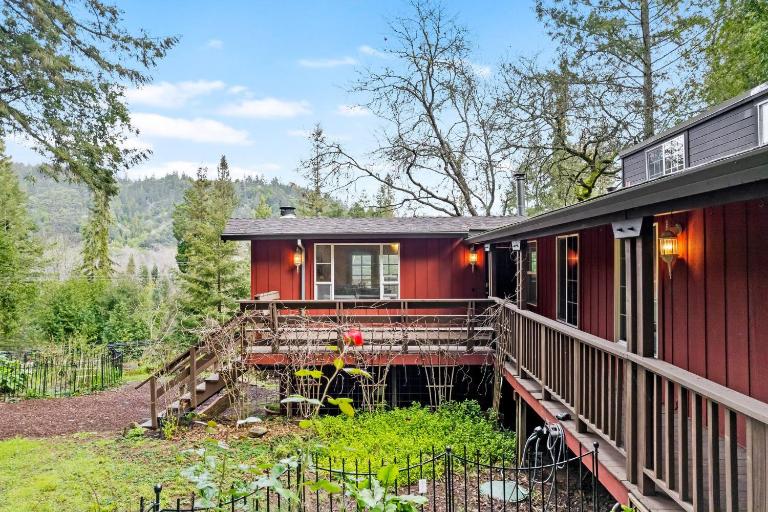 Russian River Wine Retreat: Hot Tub, BBQ,& Deck - B&B Forestville