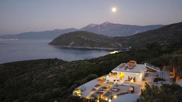 Villa Issima Samos, Breathtaking Sea View & Jacuzzi - Bed and Breakfast Samos