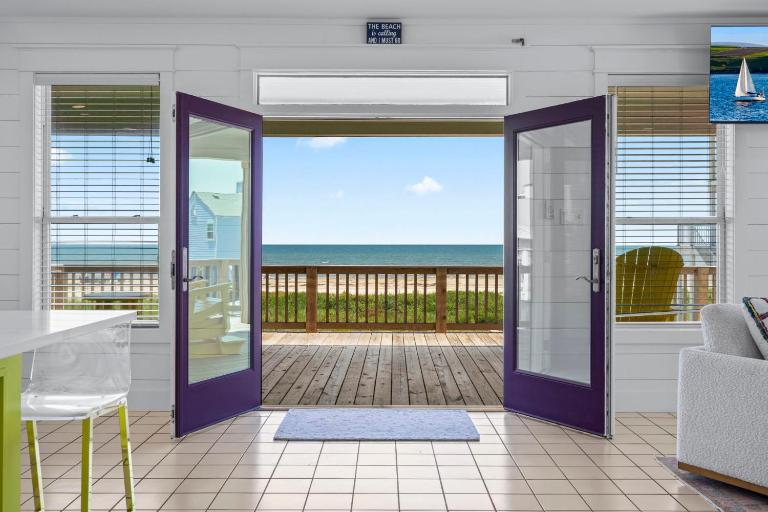The Purple Pelican Coastal Charm Comfort - Bed and Breakfast Galveston
