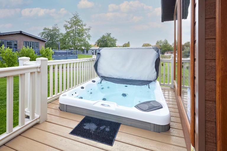 Kinship Lodge with Hot Tub - Chambres d'hôtes York