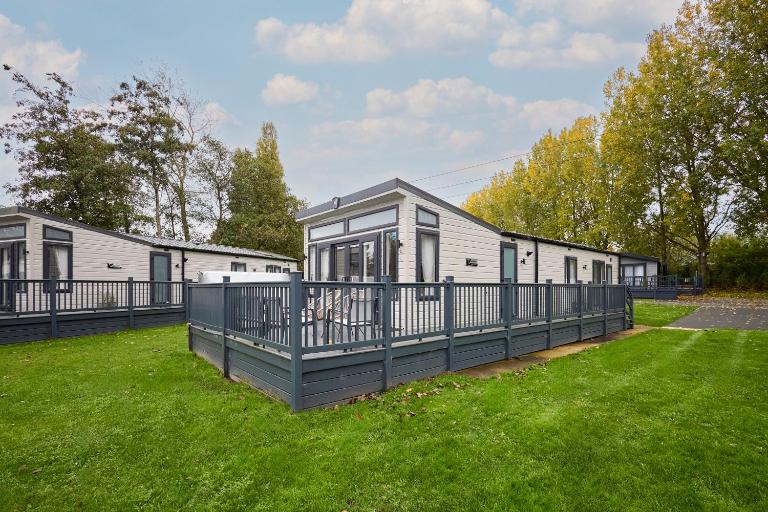 The Flamingo Lodge with Hot Tub - B&B York