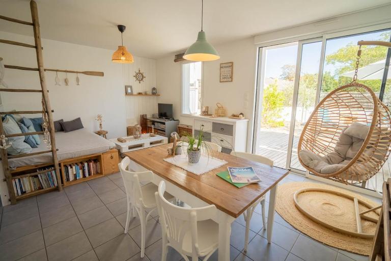 Maison avec fauteuil suspendu et lit de jour près de la mer en Vendée - Ferienwohnung Bouin