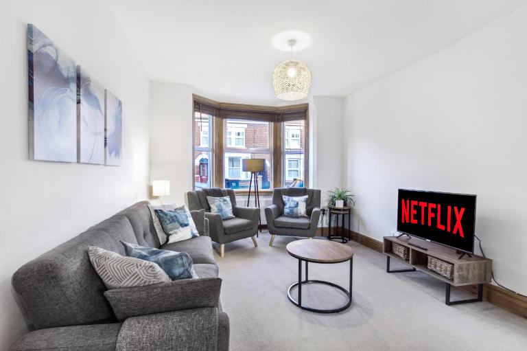 Home Away I 3BR Comfort Suite I Private Courtyard I Super Fast Wi-Fi I Free Parking - Chambres d'hôtes Bedford