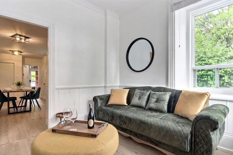 2 Full 2BR Apts Hot Tub & 4 Parking 8m Old QC - Bed and Breakfast Québec