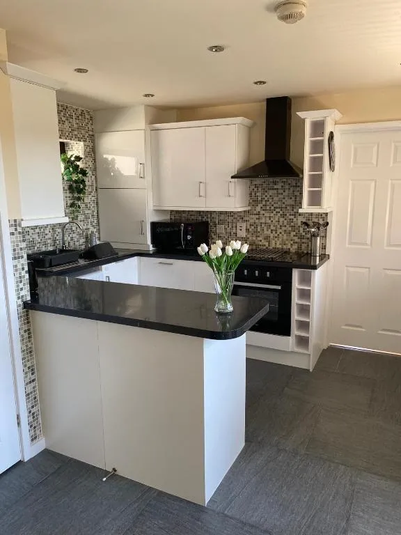 Carol's Place, 3 Room Types Available, close to Margam Park, Porthcawl, M4 J37 - B&B Kenfig Hill