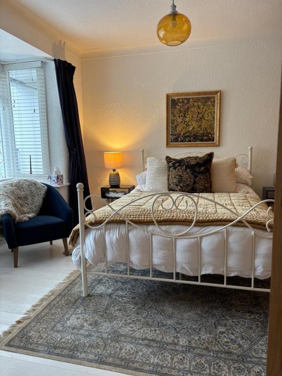 Number 78 Boutique M56 Junction 12 located 5 minutes drive from Frodsham Continental breakfast Included Entire accommodation comprises of a Large double bedroom Separate lounge with sky tv Large bathroom with a free standing bath and shower - B&B Frodsham