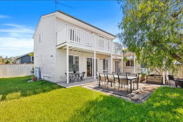 Great Family Pet Friendly Home and Walk to Beach - B&B Nowra Hill