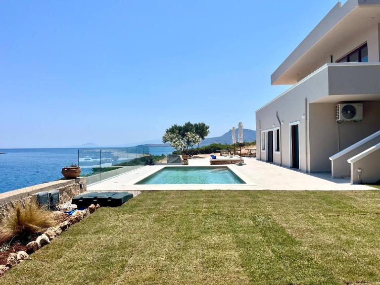 SeaWave Villas with Heated Pools, By Hellocrete - B&B La Canea