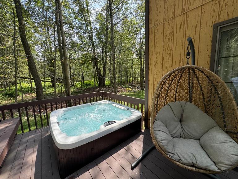 Pocono Retreat Family Home with Hot Tub Deck Sunroom Outdoor Pool Big Bass Lake Larsen Lake Gouldsboro Clifton Township - B&B Lehigh