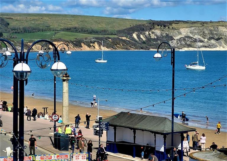 Stylish flat by the beach with stunning sea views - Chambres d'hôtes Swanage
