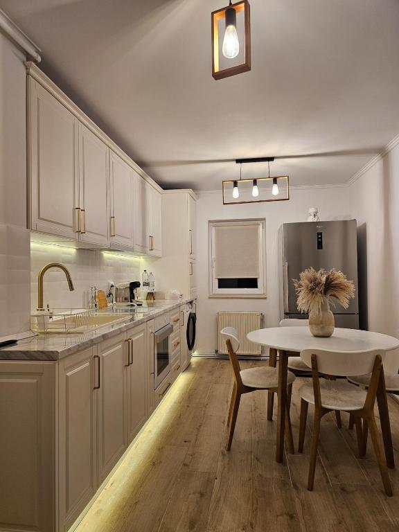 White Central Apartment - Ferienwohnung Bistritz