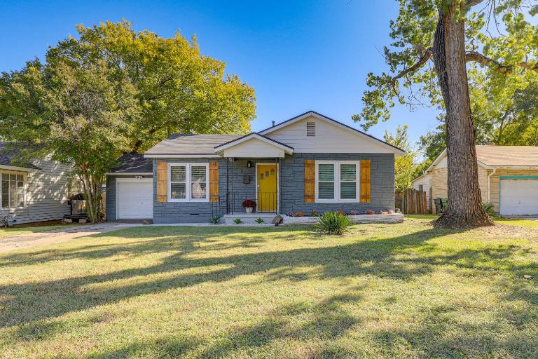 2 Blocks to AT&T Stadium: Sports Fan Headquarters! - B&B Arlington