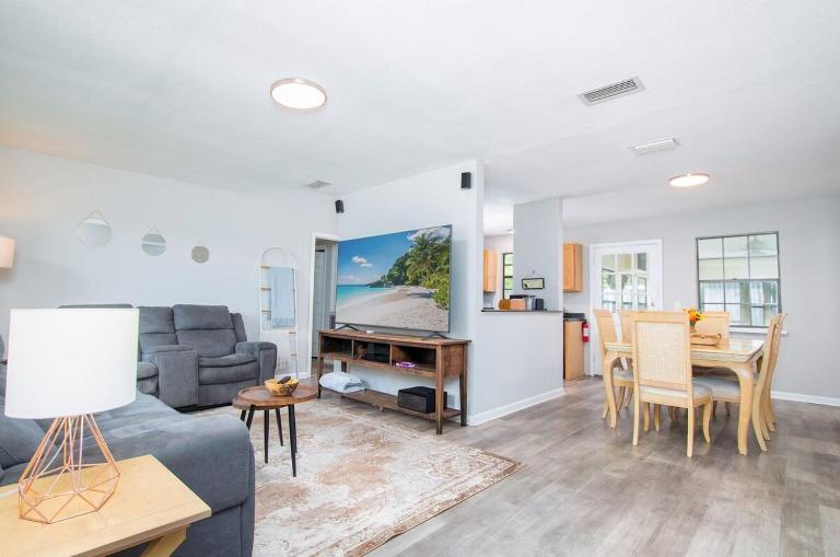 JAX Getaway Sun & Private Pool Pets & Family Fun - B&B Jacksonville