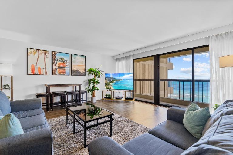 Spacious Waikiki Beach 2BR-Ocean View-Free Parking - Bed and Breakfast Honolulu