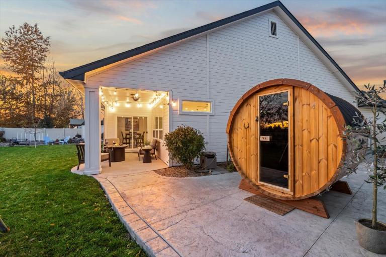 Relaxing Sauna Retreat Fire Pit and Swing Set - B&B Kuna
