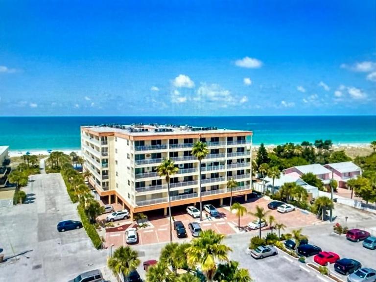 Beachfront Bliss, King Bed, Heated Pool and Ocean Views! - B&B St. Pete Beach