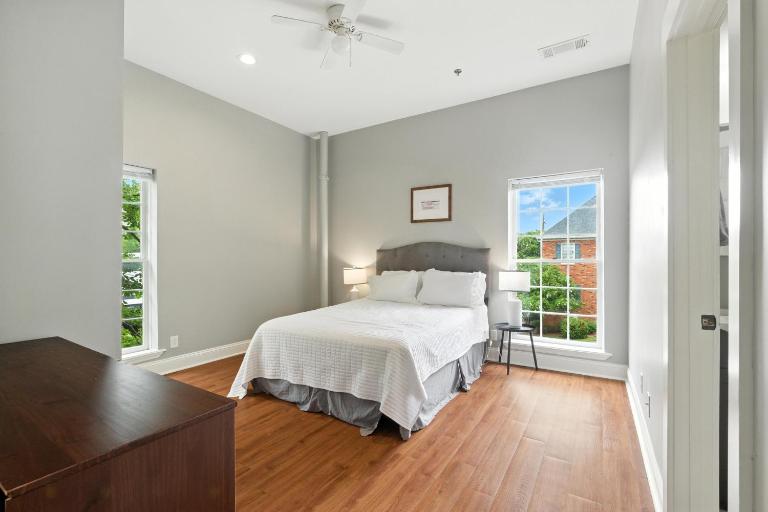 New Listing Bulldog Borough in Downtown Athens - B&B Athens