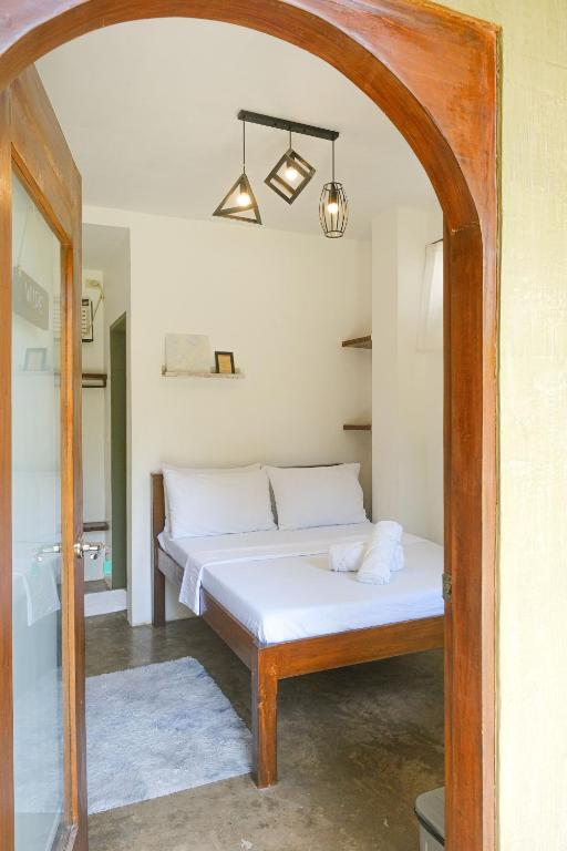 Couples Island Nest 2 to 5 min to Surf Garden Room - B&B Cabuntog
