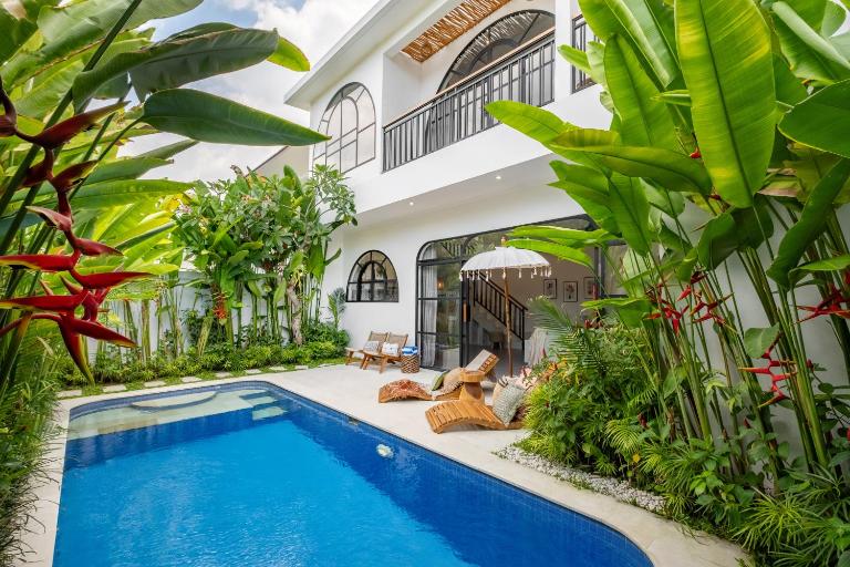 Villa Talitha by DVH Luxe Retreats, 2BR Tropical Pool Villa - B&B Tambakboyo