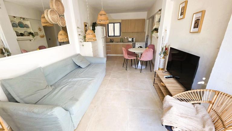 Boho Greek Haven with Orange Grove Views Near Beach - Chambres d'hôtes Larnaca