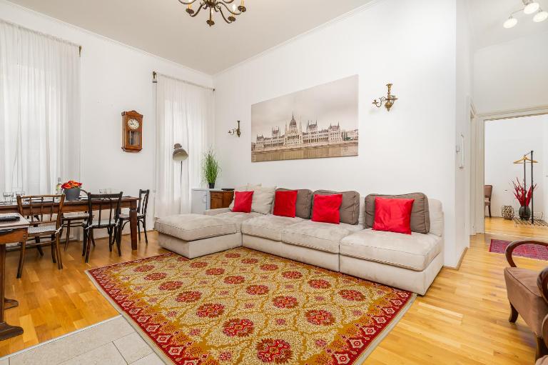 Central Budapest Apartment in Historical Building With Free Private Parking - Chambres d'hôtes Budapest