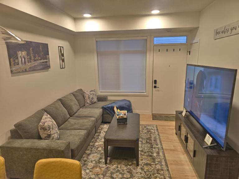 A stylish 2 BDR with a blend of cozy and peace! - B&B Calgary