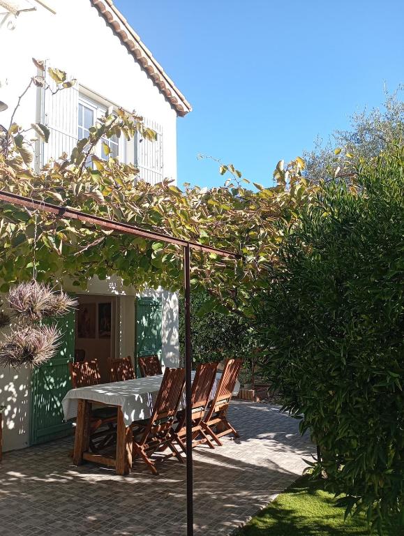 Bas de villa , coin détente extérieur et parking - B&B Cagnes-sur-Mer