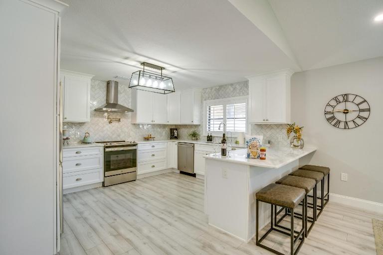 4 Mi to Siesta Key: Family Getaway w/ Balcony - Bed and Breakfast Sarasota