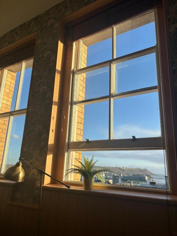 Central Plymouth Sea View Penthouse Apartment with Secure Parking - B&B Plymouth