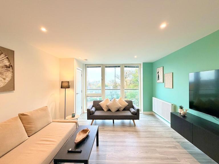 Modern and Spacious 3BR Flat W Balcony - Sleep 12 - B&B London